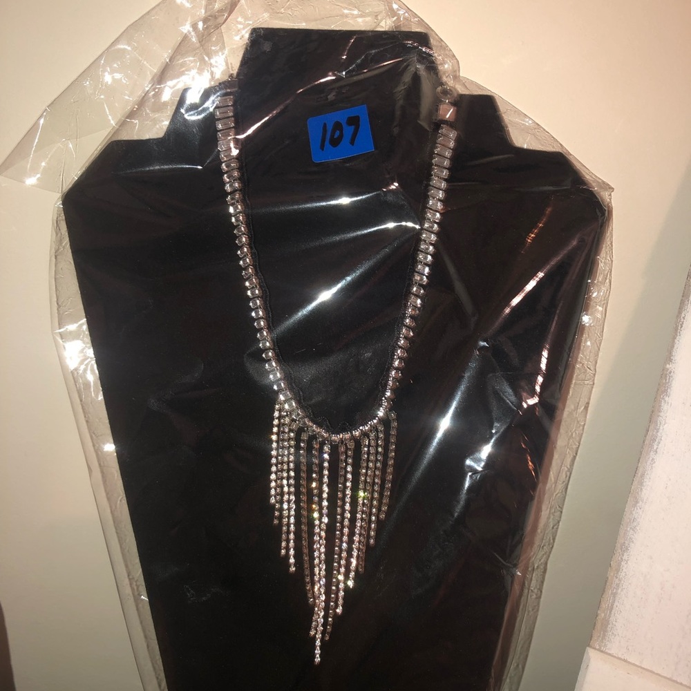 Never worn brand new velvet choker! DAZZLING!
